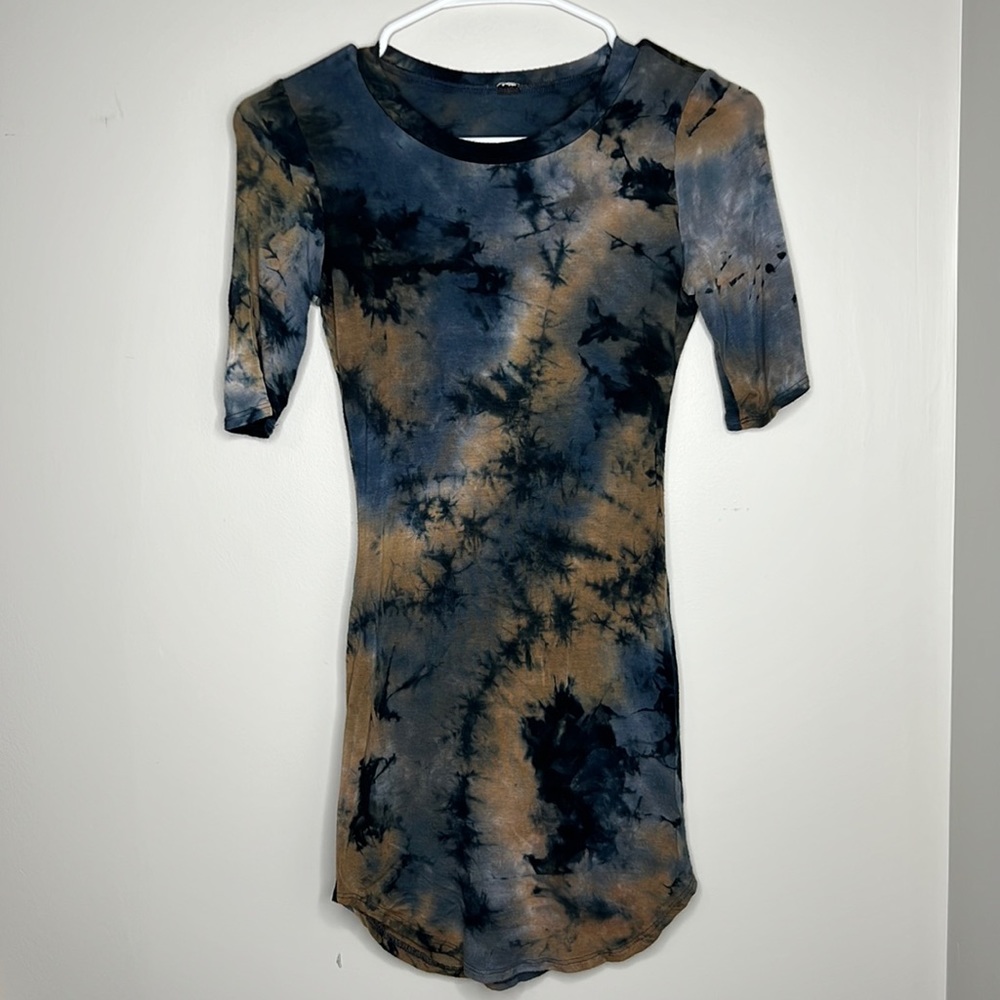 Windsor dress. Size small. Tie-die earthy tones. Soft, T-shirt material.